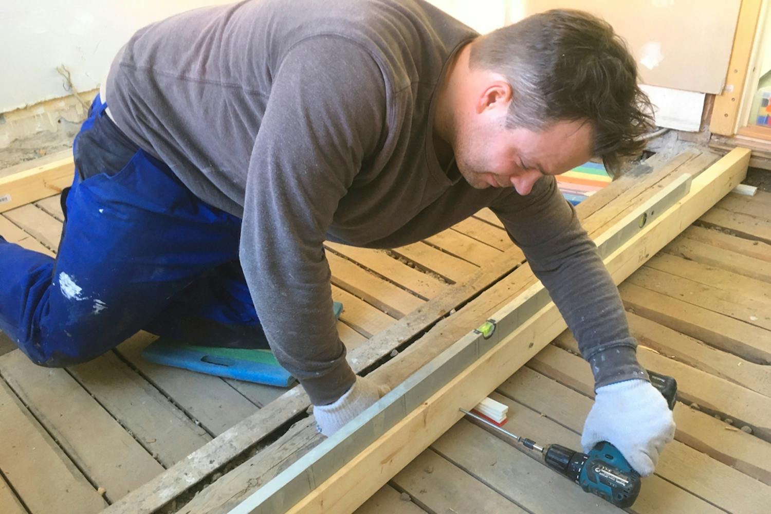 Det krävs långa  och kraftiga skruvar  när de befintliga  bjälkarna ska  jämnas till. Våra  skruvar mäter  6 x 150 mm. Det krävs långa och kraftiga skruvar när de befintliga bjälkarna ska jämnas till. Våra skruvar mäter 6 x 150 mm.